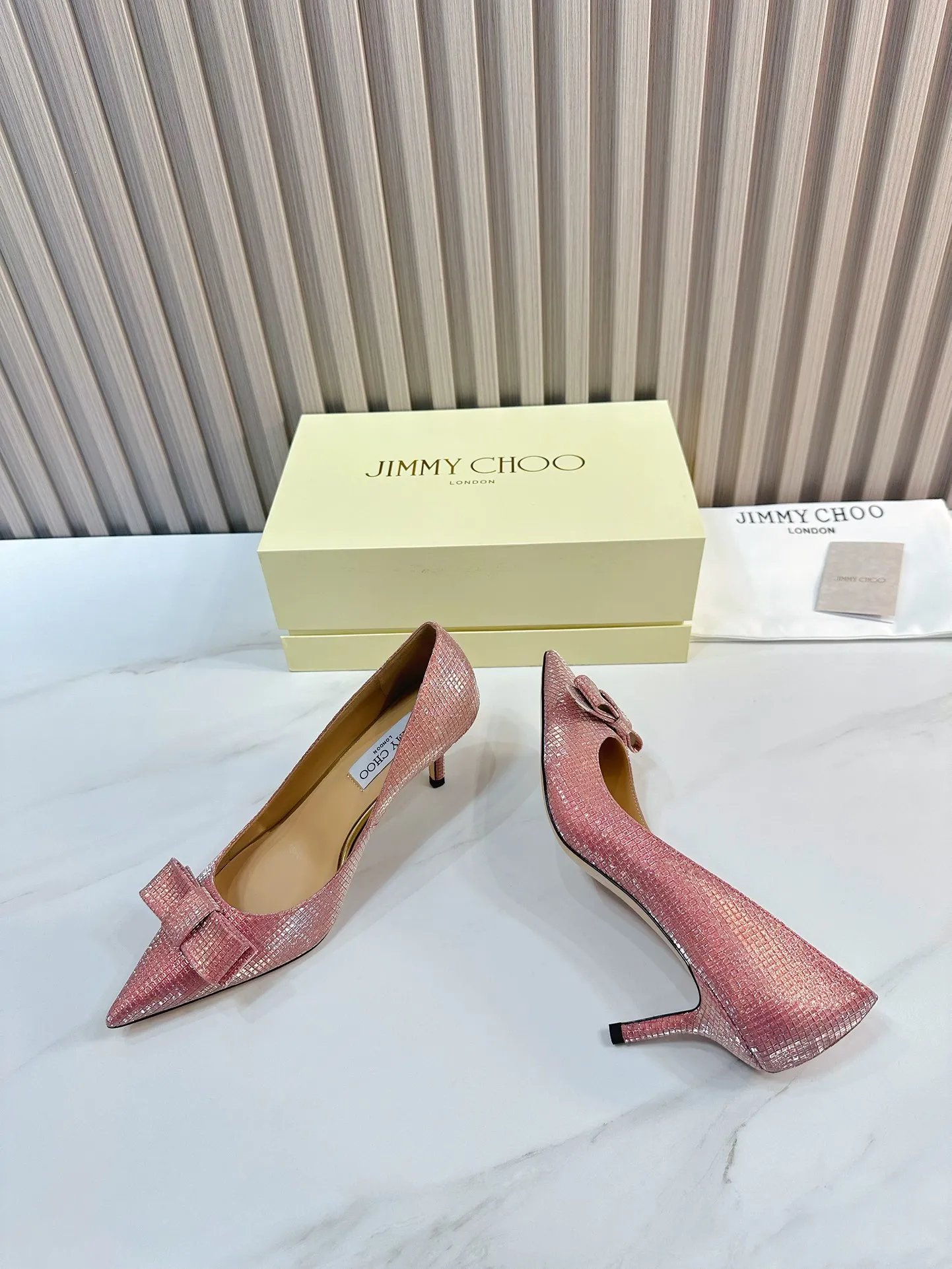 👟👟Ex-factory price 620👟👟 JIMMY CHOO (Jimmy CHOO) 💝💝💝 is a very comprehensive noble fashion lifestyle brand, with a series of women's high-heeled, medium-heeled, flat-heeled sandals with the same straps from major fashion bloggers and celebrities in Hong Kong and the United States.  The Australian pointed toe, round toe and square toe series are simply beautiful. Fall in love with elegance and playful sense of the future. Just by looking at them, you want to own them immediately, but you can really think about a pair of exquisite high heels~~~~~~~~~~~~~~~~~ 💝This series is specially designed for extraordinary and indifferent ladies, thus creating a unique overall effect, Jimmy Choo Design products that inspire women to move forward and show their charm💝💝💝 1⃣️Material: Imported cowhide 2⃣️Inner: Imported Italian lambskin, super soft and delicate 3⃣️Outsole: Imported Italian original original color genuine leather outsole Heel height 6.5 4⃣️Code number: 35 to 39 (34, 40, 41 customized)